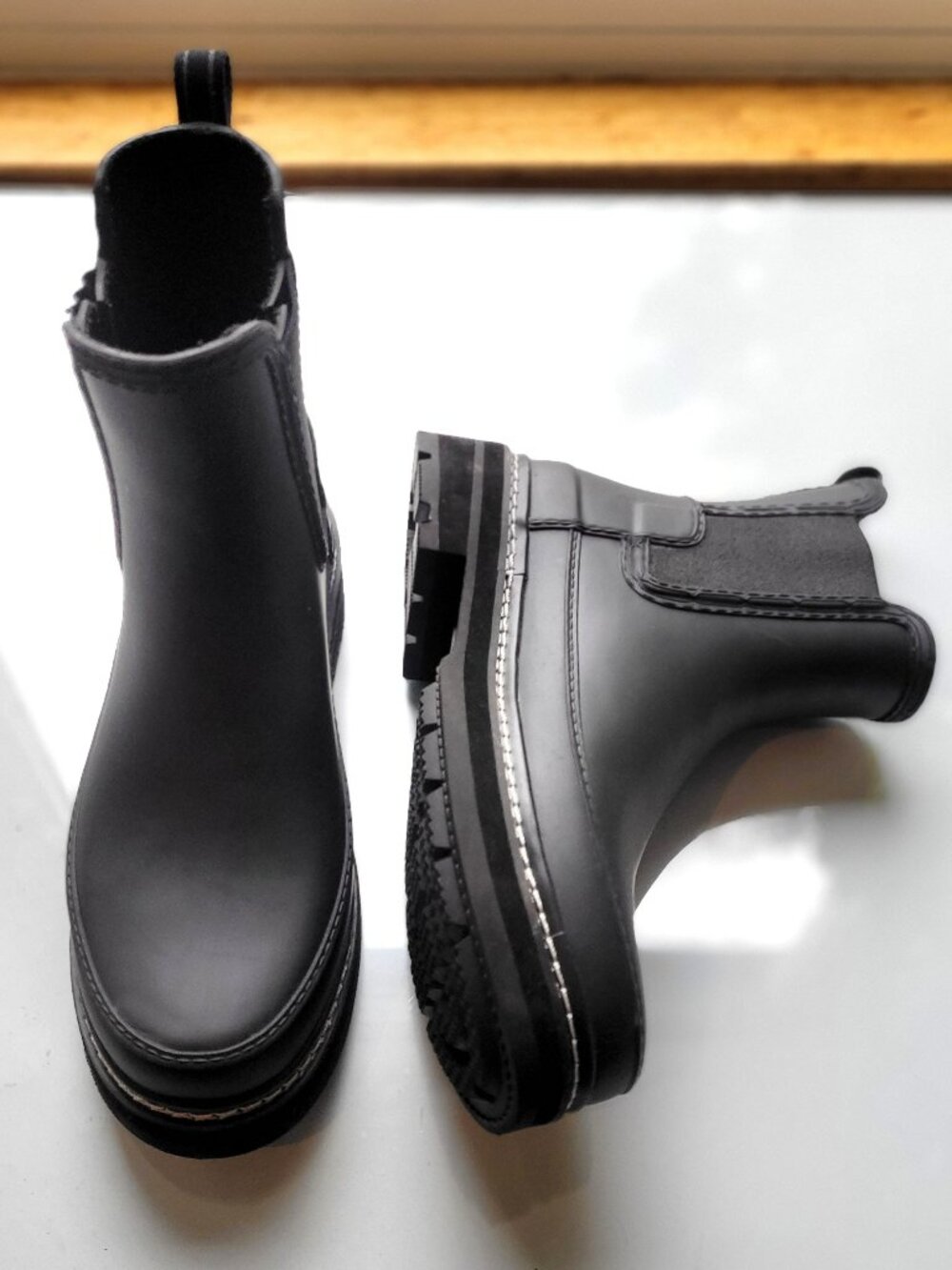 Hunter Women's Refined Stitch Waterproof Chelsea Boot Size US 8